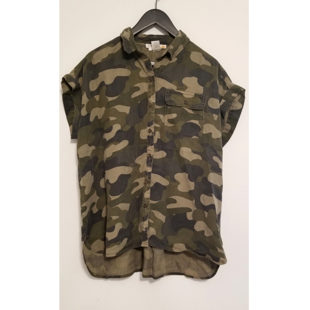 ❤PICK 3/$15❤ Vintage Camo Size Medium Boho Short Sleeve Button Down Shirt